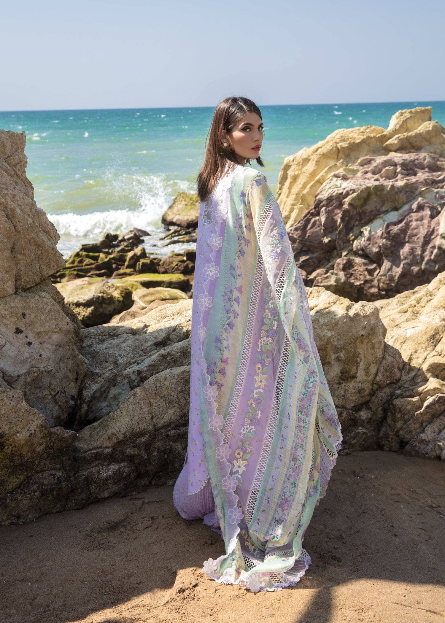 img_crimson_lawn_by_saira_shakira_awwal_boutique