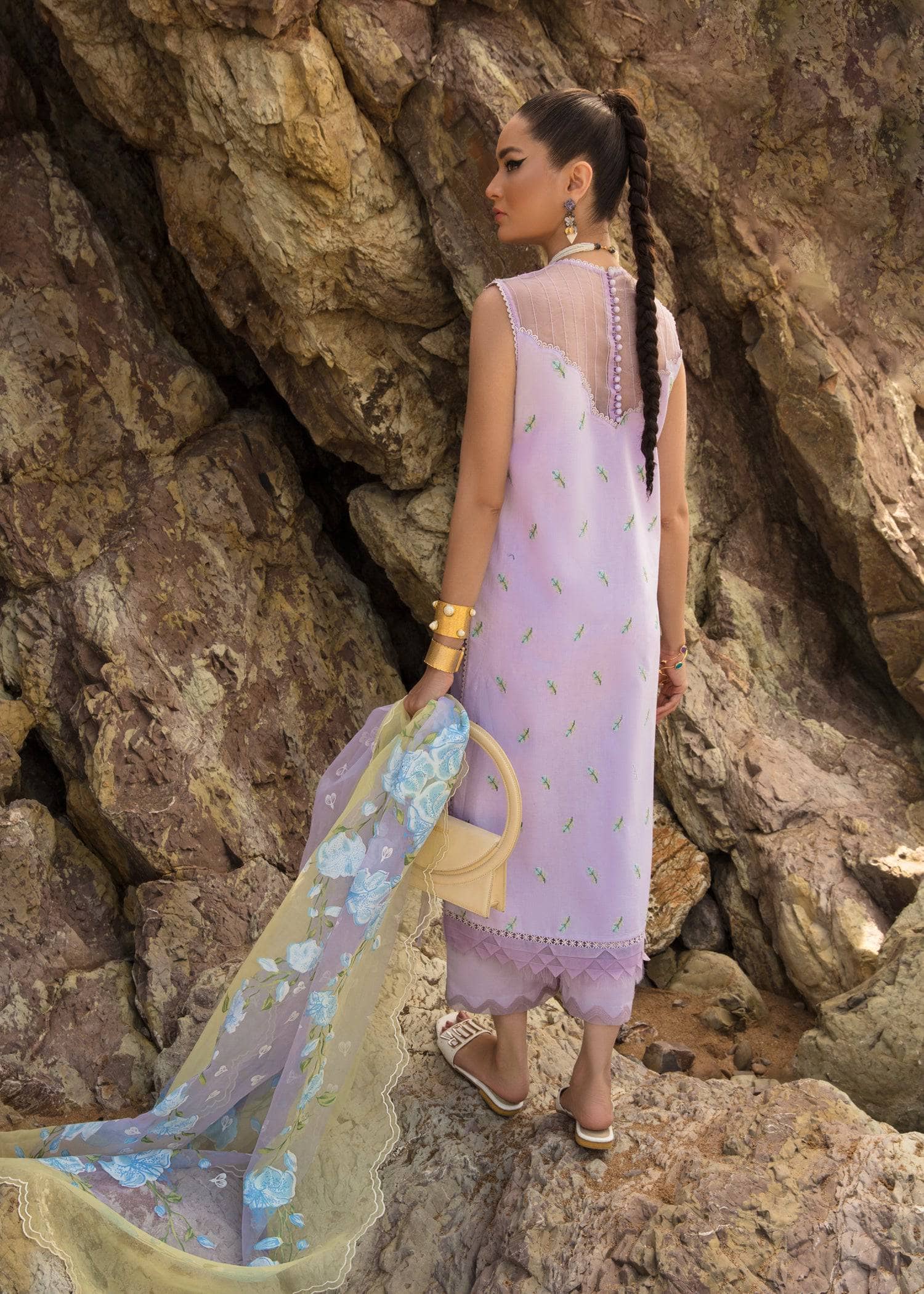 img_crimson_lawn_by_saira_shakira_awwal_boutique