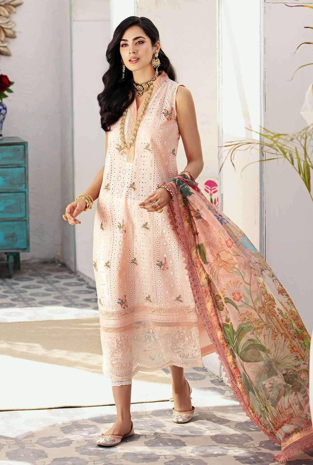img_saadia_asad_eid_chikankari_lawn_2021_awwal_boutique