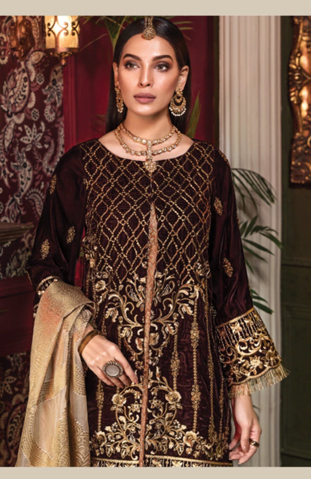 img_tehzeeb_by_mohagni_embroidered_velvet_wedding_collection_awwal_boutique