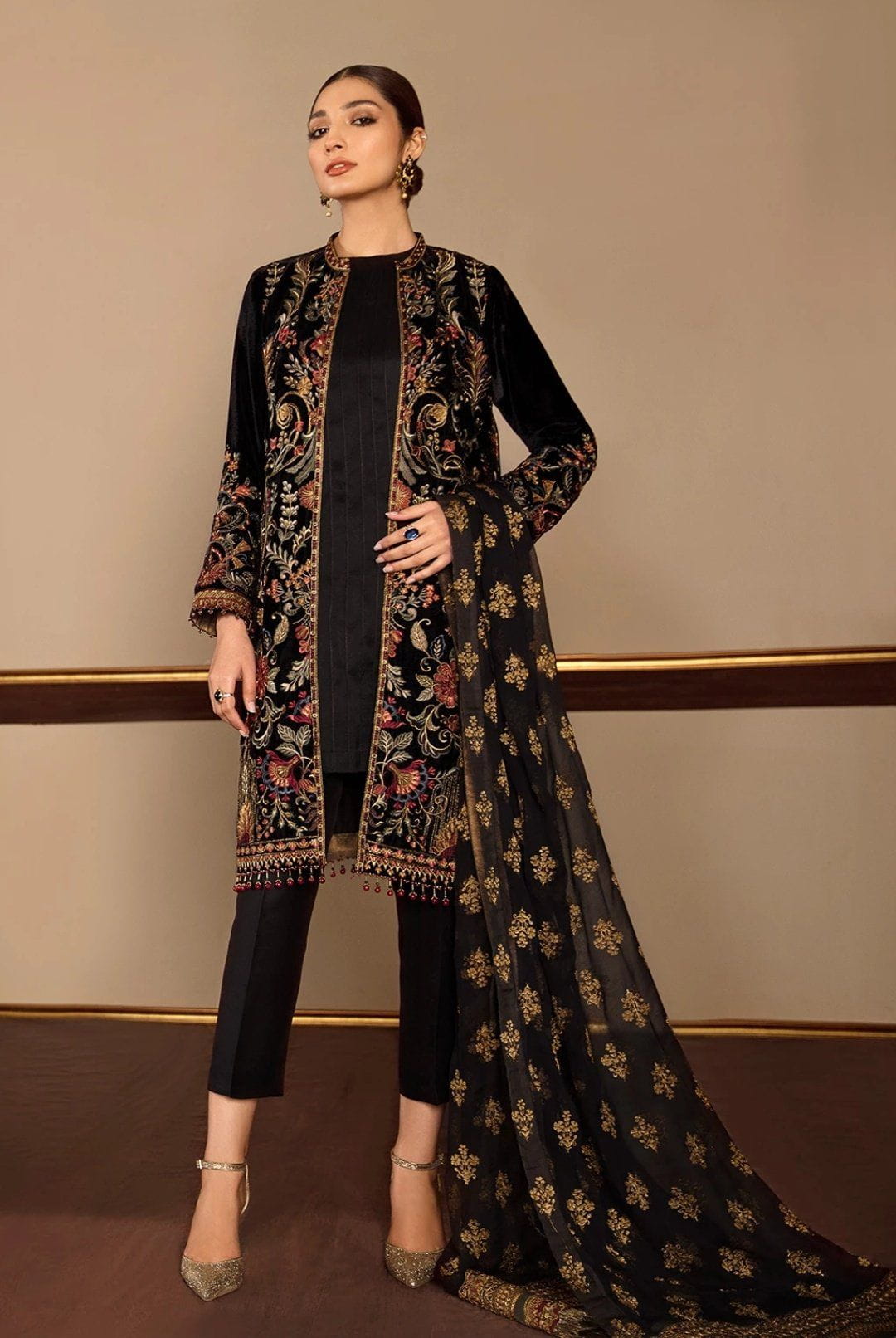img_baroque_velvet_embroidered_collection_awwal_boutique
