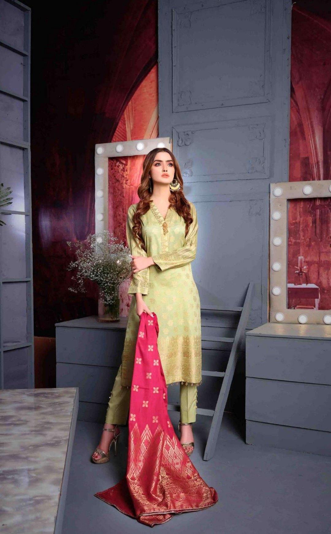 img_amna_sohail_cambric_banarsi_collection_awwal_boutique