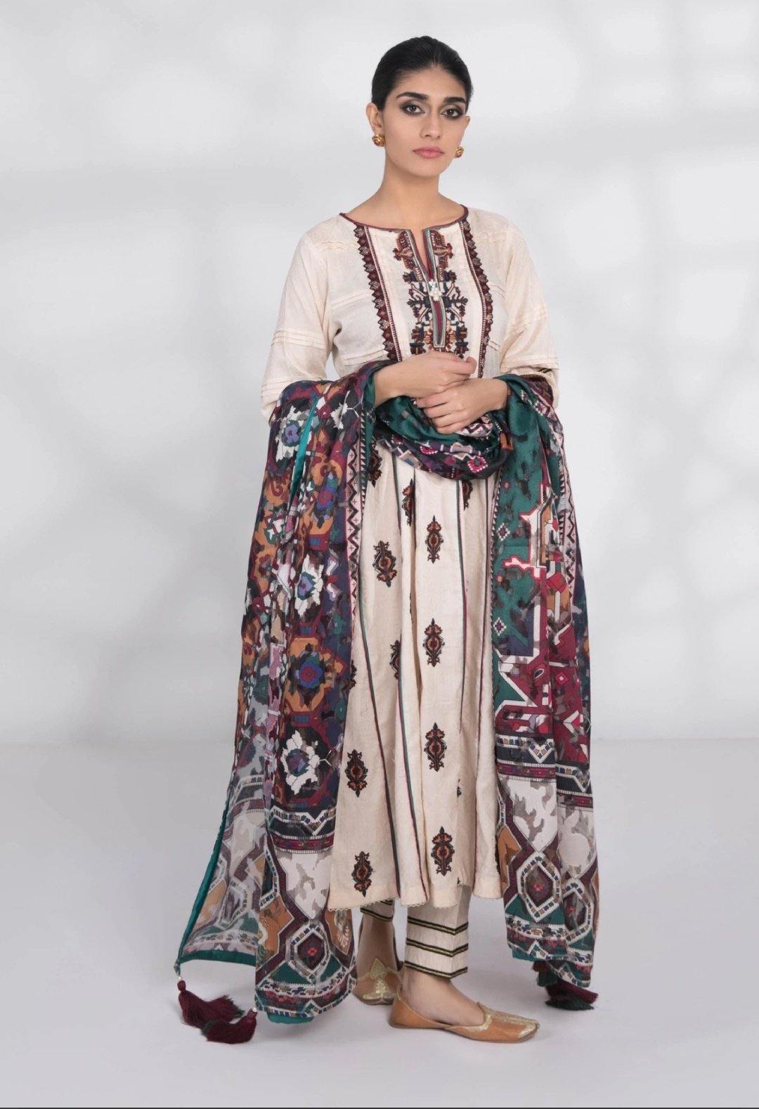 img_sapphire_lawn_collection_2020_awwal_boutique