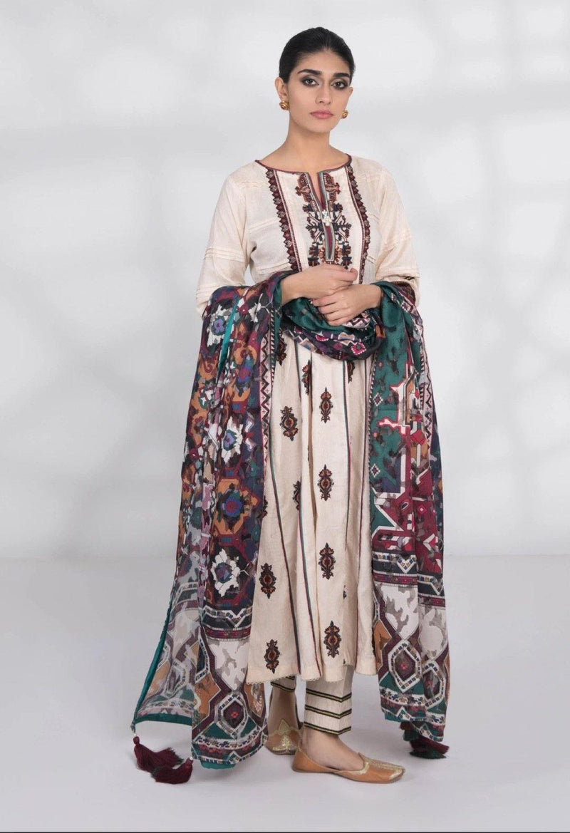 img_sapphire_lawn_collection_2020_awwal_boutique