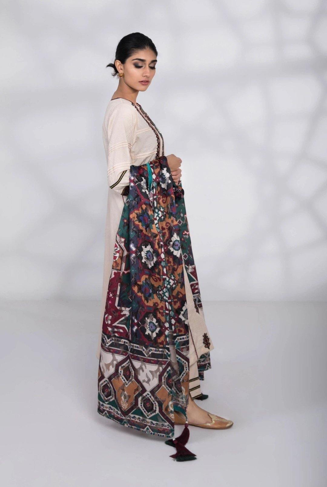 img_sapphire_lawn_collection_2020_awwal_boutique