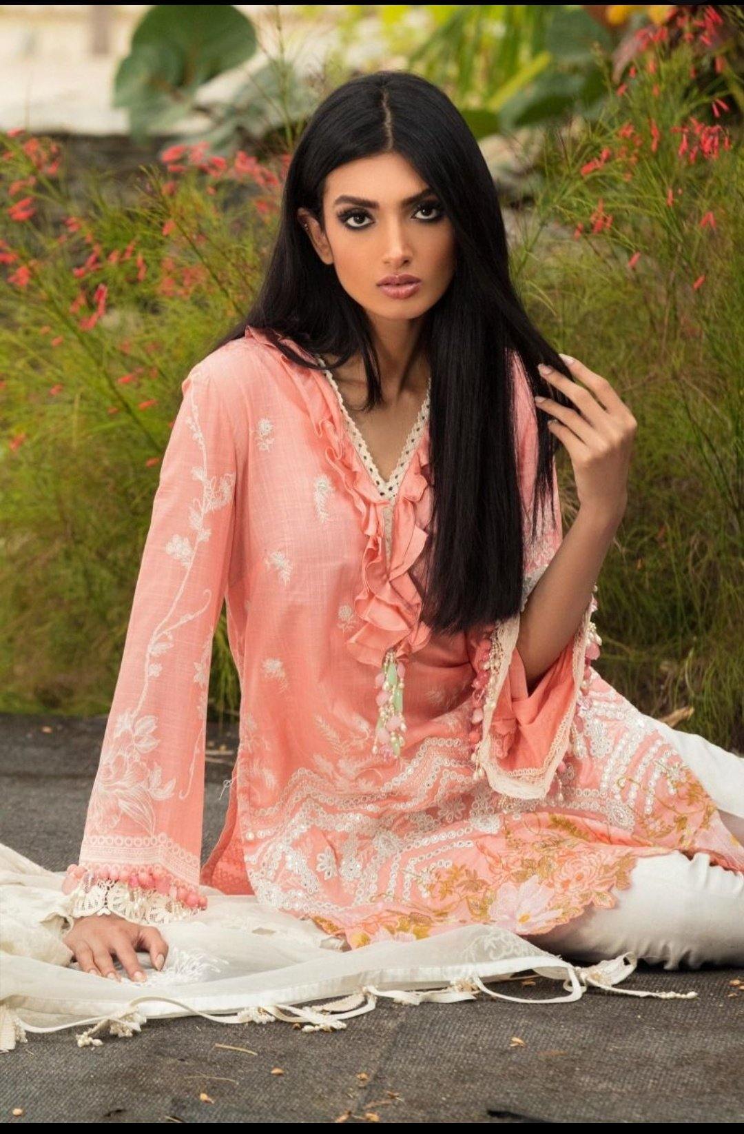 img_sana_safinaz_lawn_collection_awwal_boutique