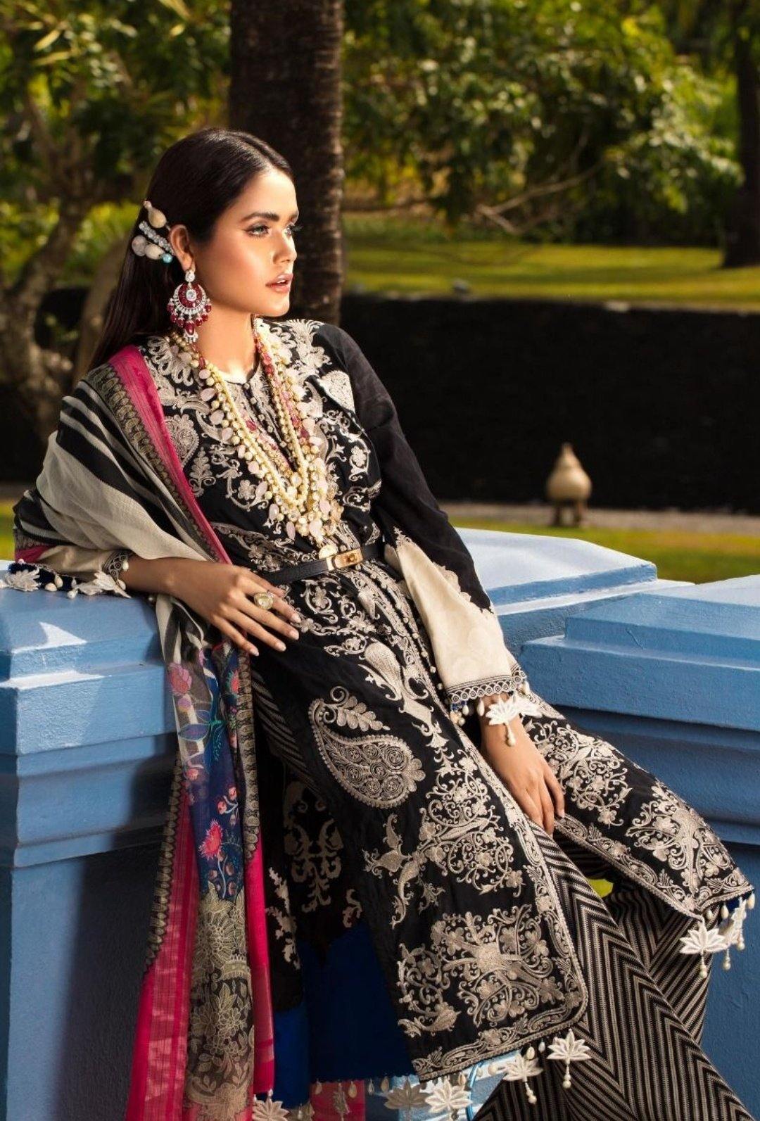img_sana_safinaz_lawn_collection_awwal_boutique
