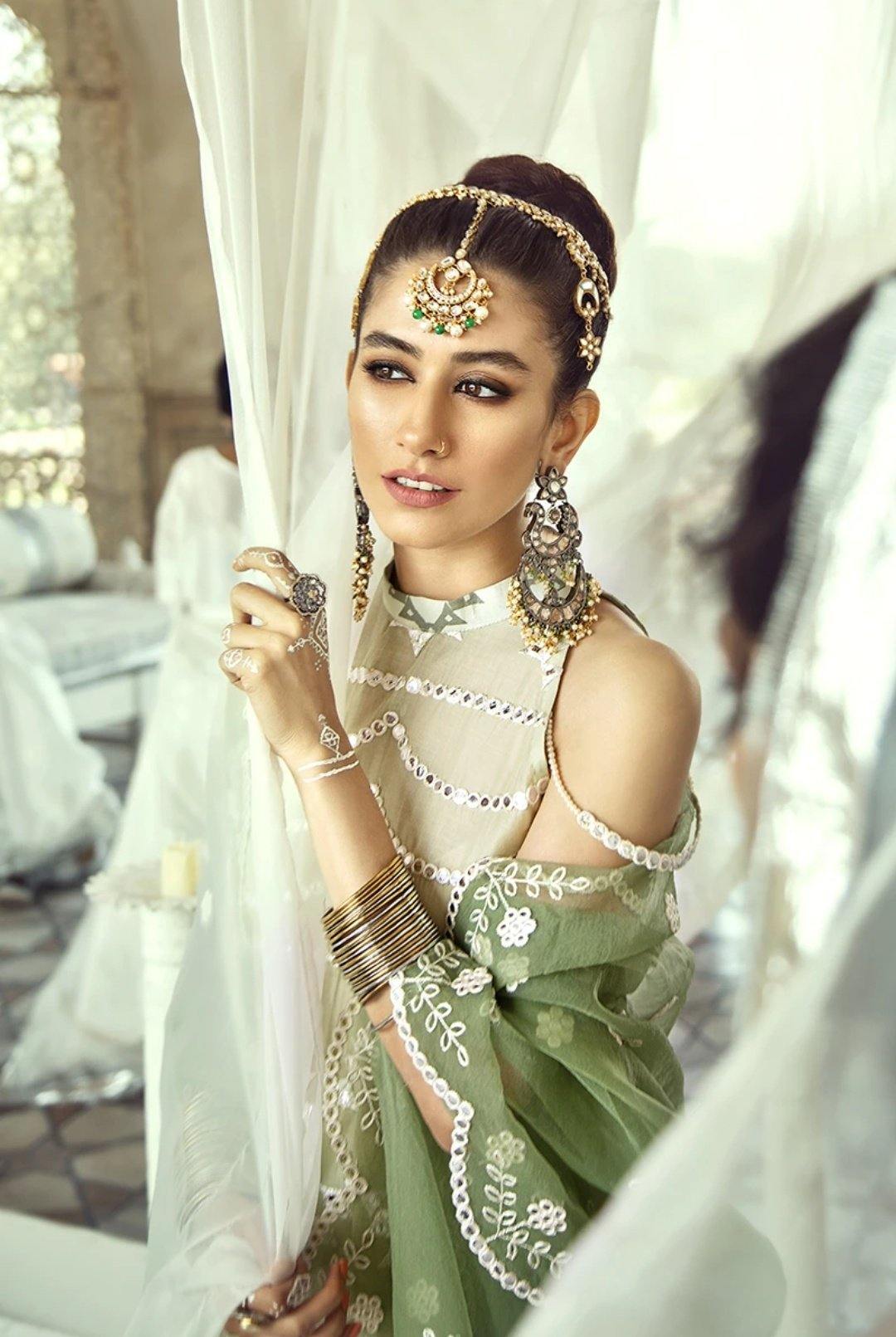 img_cross_stitch_lawn_collection_awwal_boutique