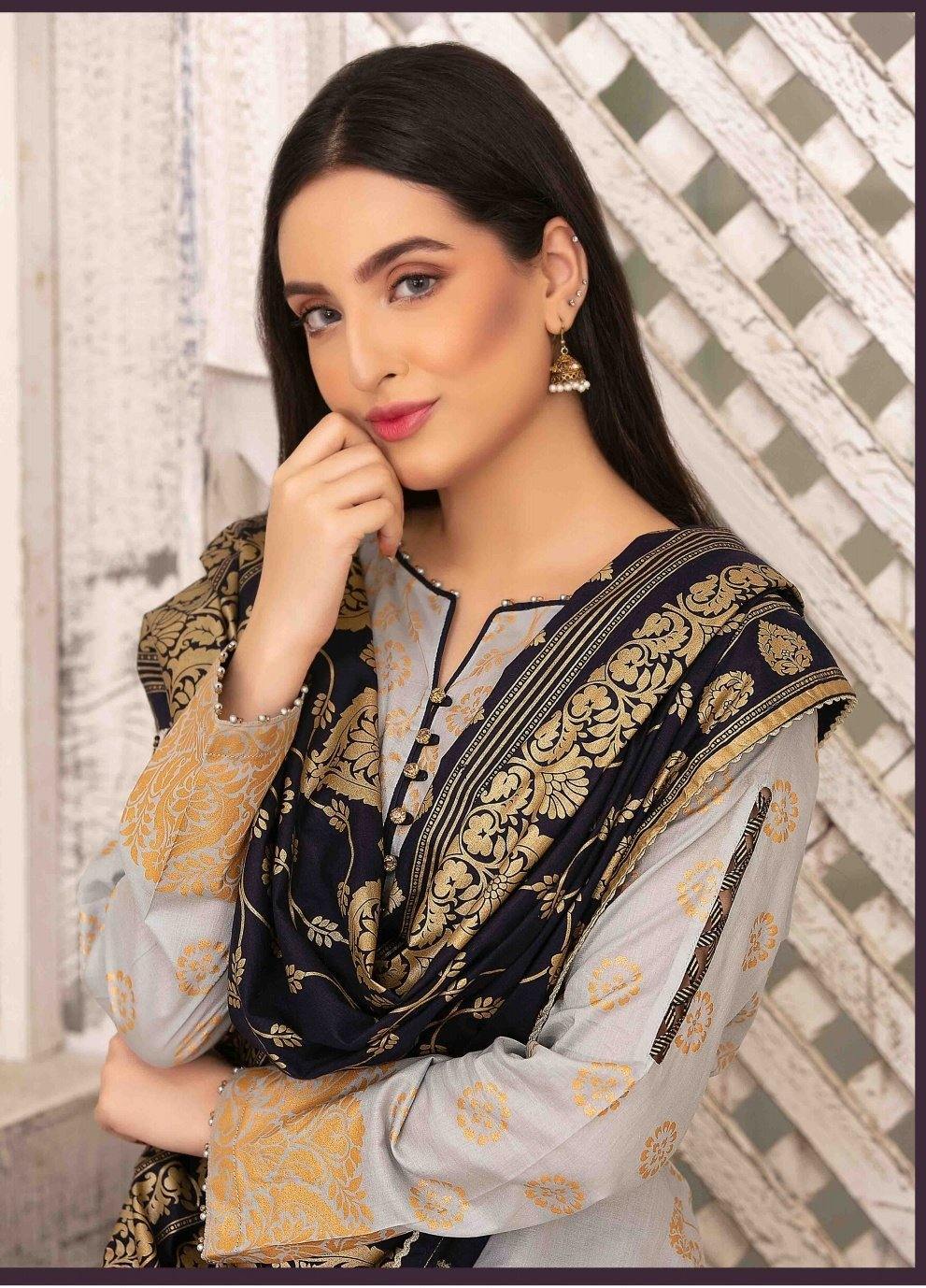 img_amna_sohail_by_tawakkal_lawn_gold_prints_awwal_boutique