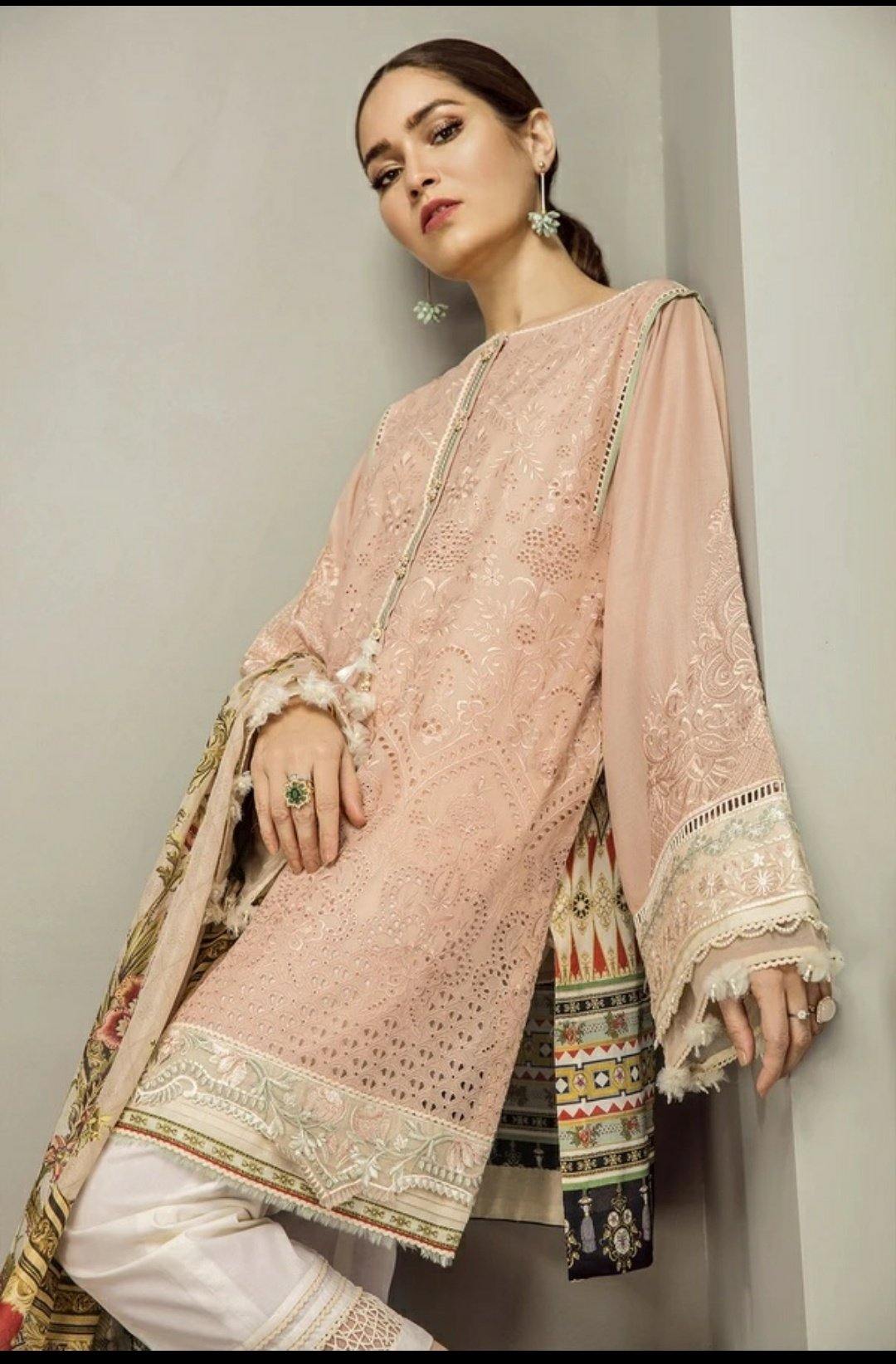 img_baroque_premium_lawn_collection_awwal_boutique