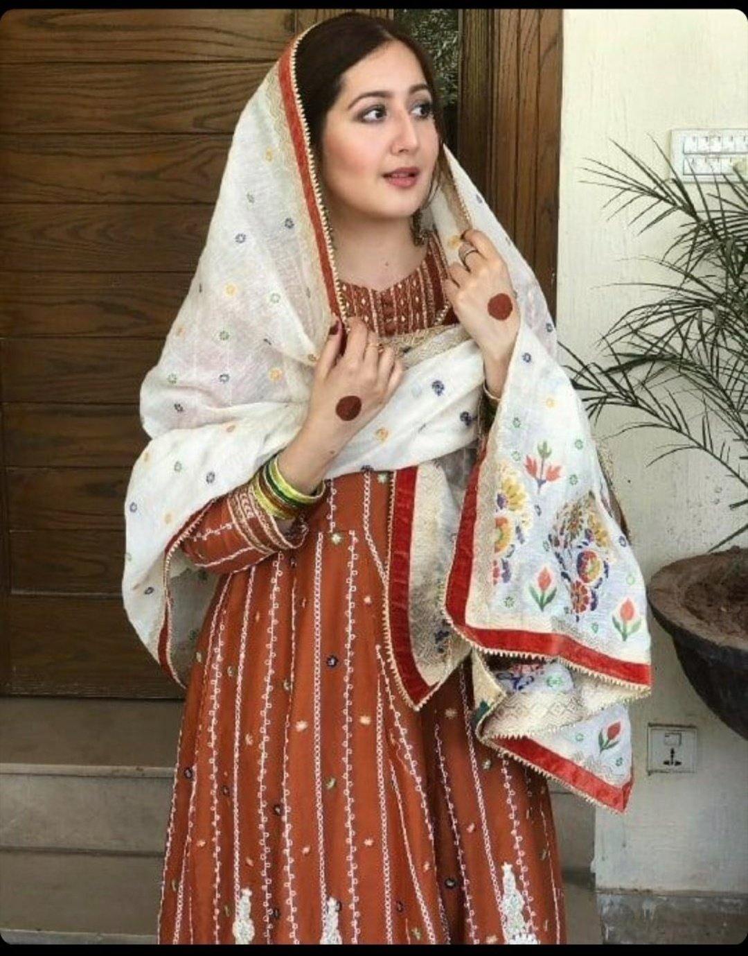 img_qalamkar_lawn_collection_spotted_awwal_boutique