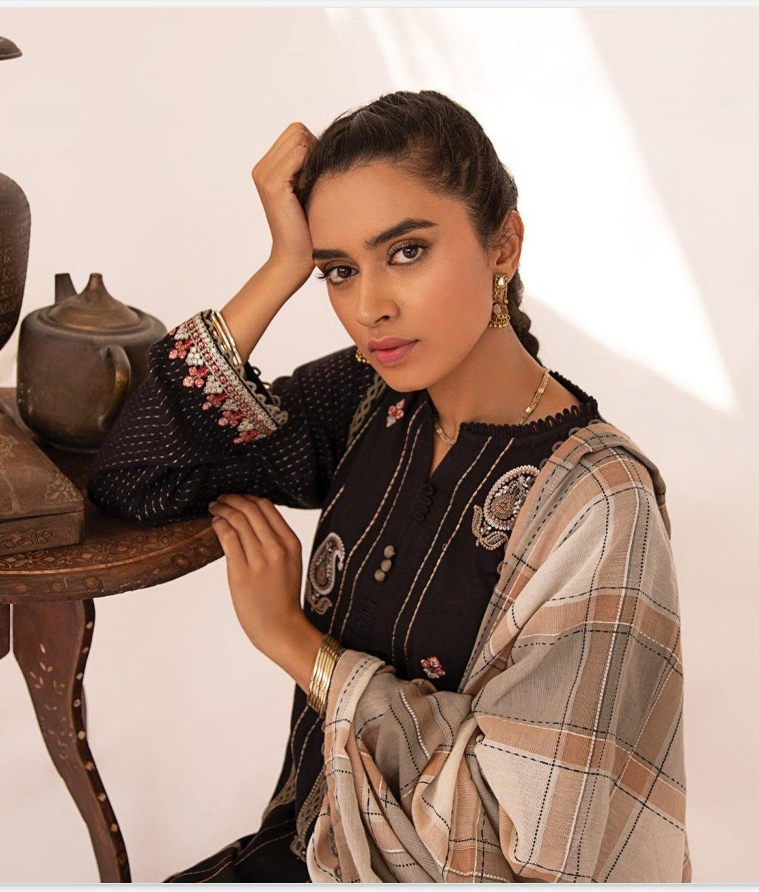 img_qalamkar_q_line_linen_awwal_boutique