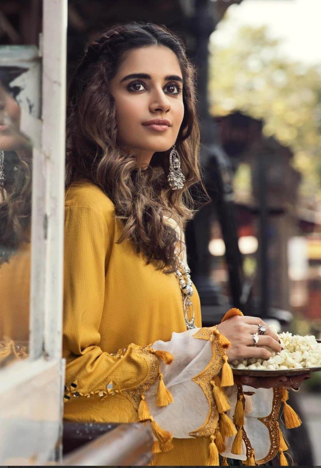 img_charizma_masakali_signature_winter_collection_awwal_boutique