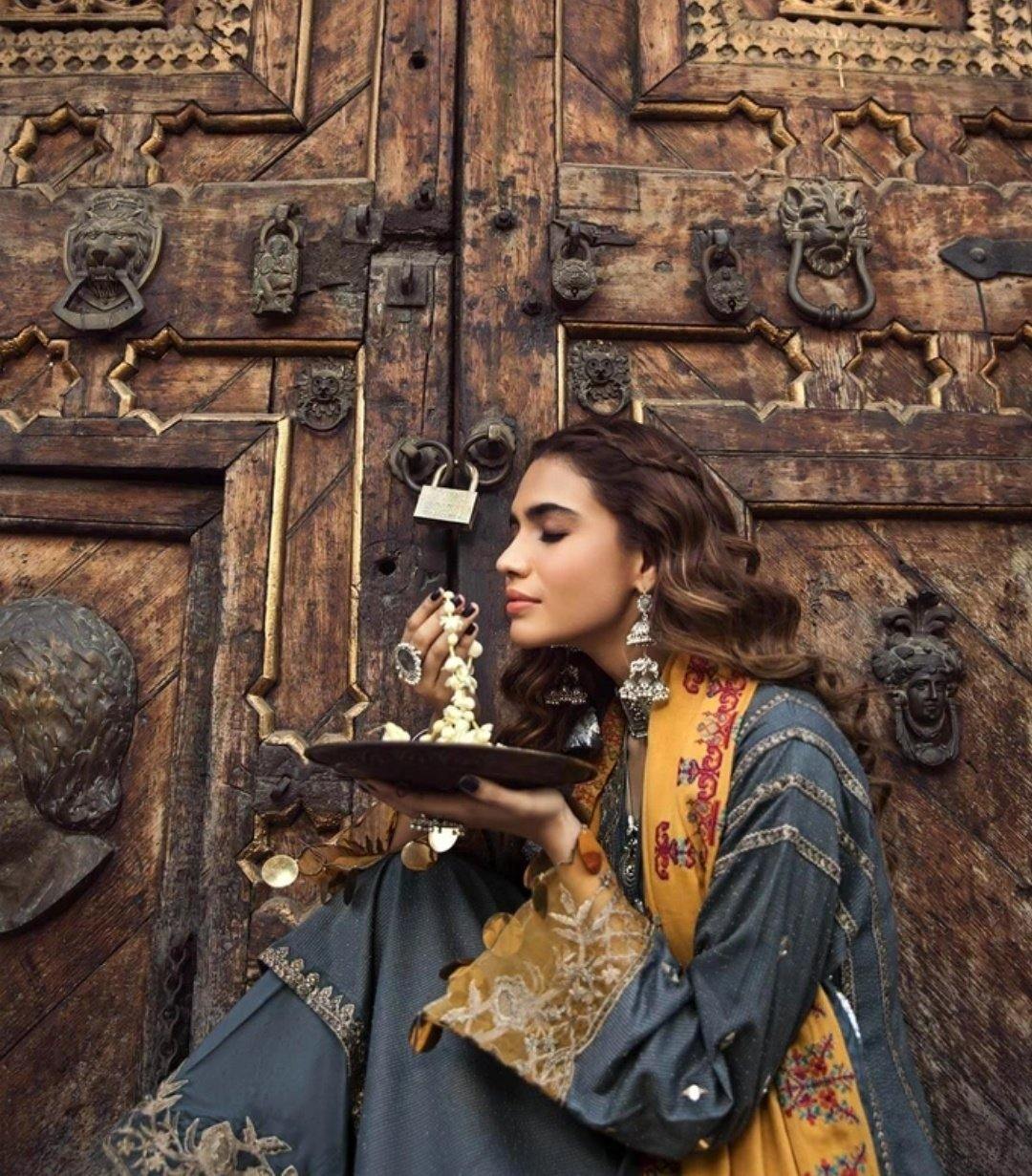 img_charizma_masakali_signature_winter_collection_awwal_boutique