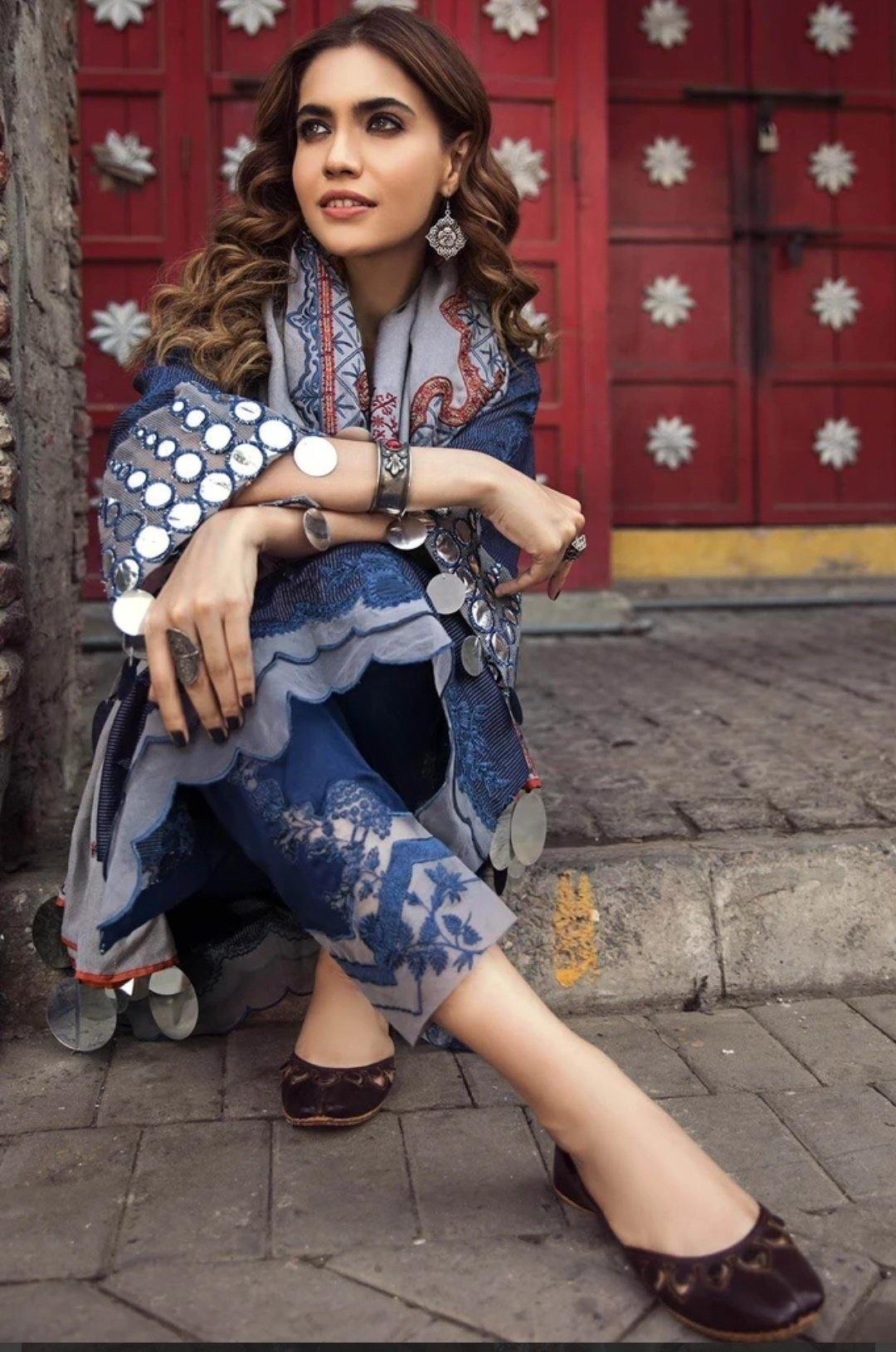 img_charizma_masakali_signature_winter_collection_awwal_boutique