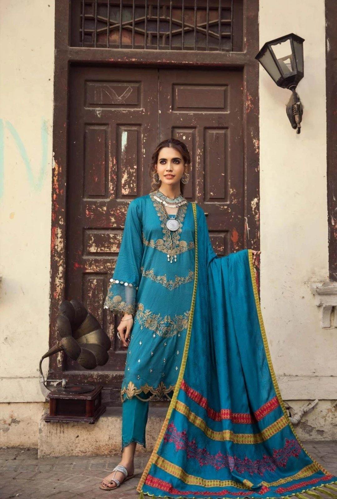 img_charizma_masakali_signature_winter_collection_awwal_boutique