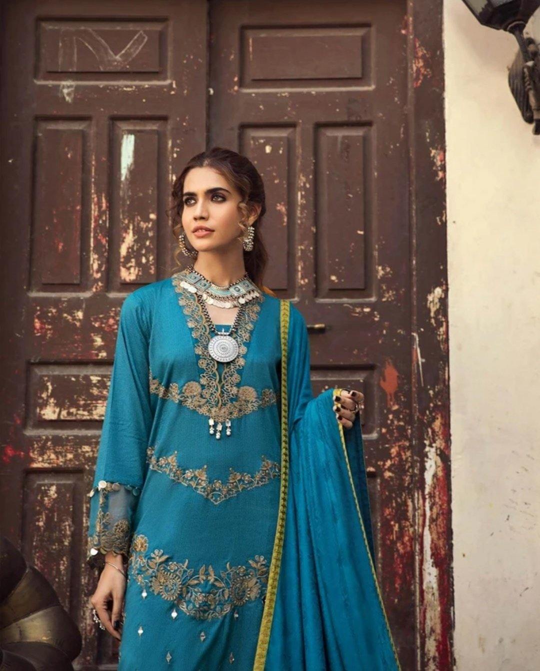 img_charizma_masakali_signature_winter_collection_awwal_boutique