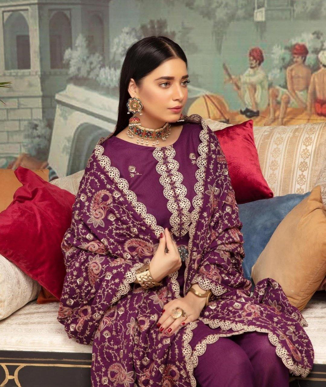 img_shaista_karandi_winter_collection_awwal_boutique