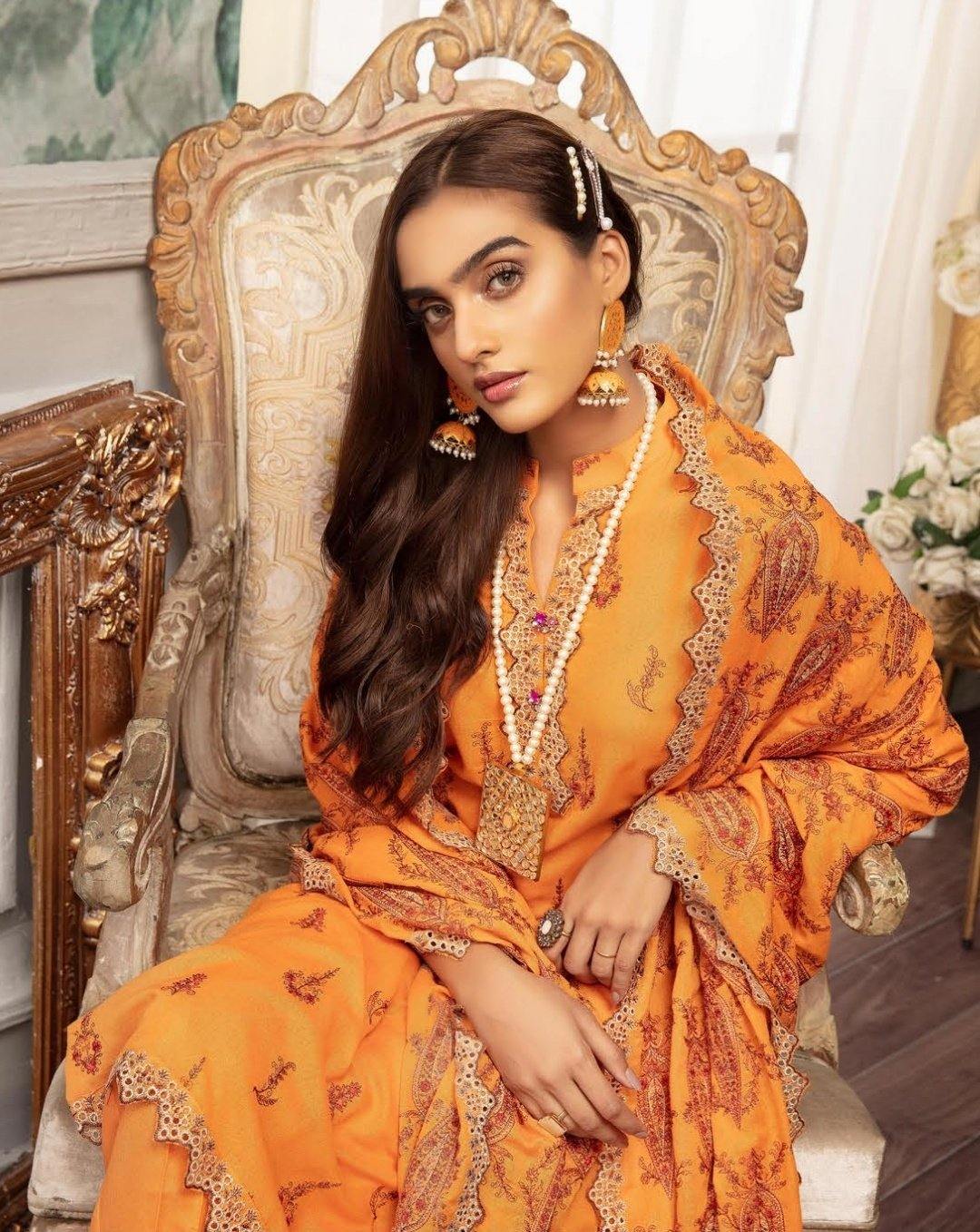 img_shaista_karandi_winter_collection_awwal_boutique