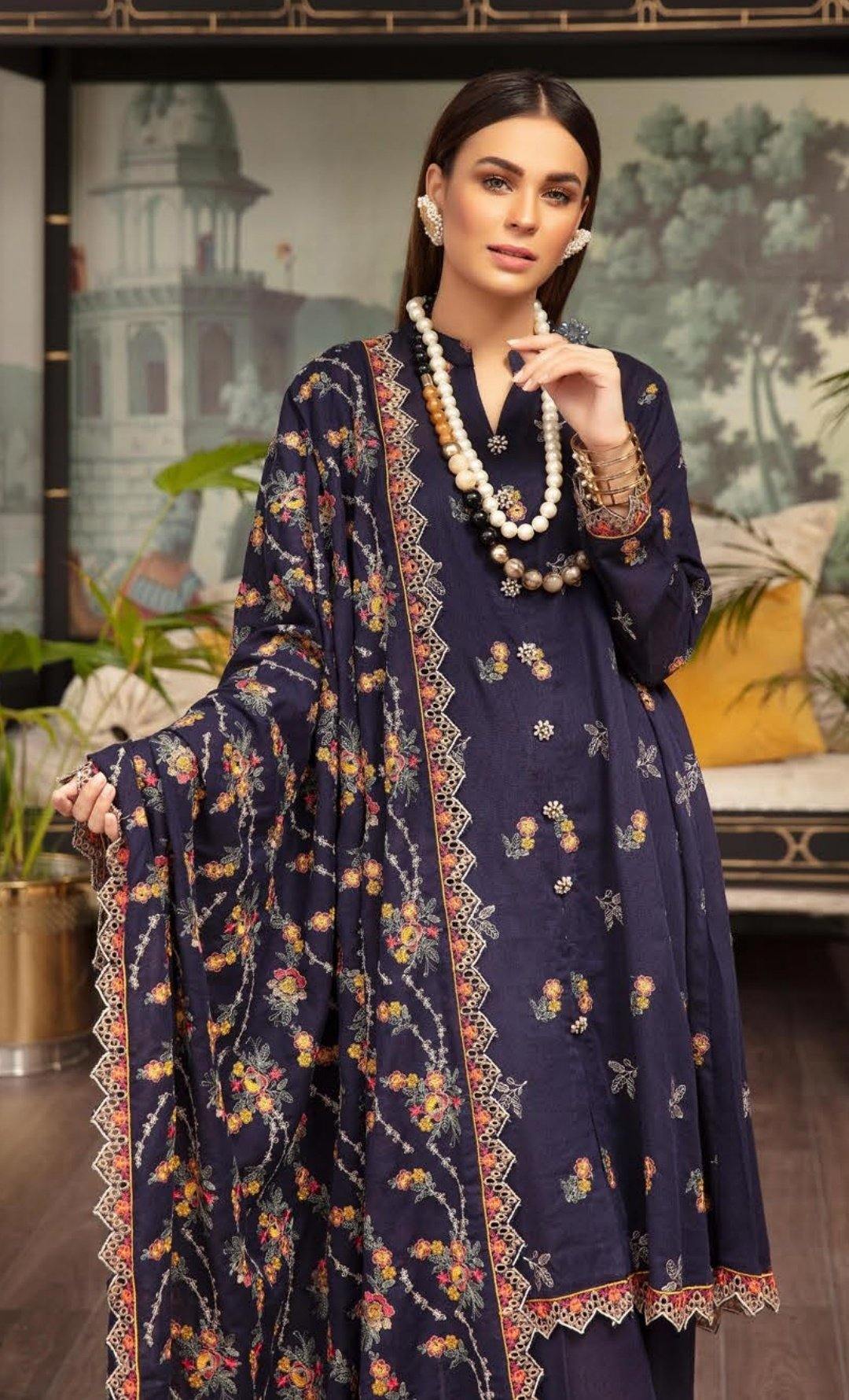 img_shaista_karandi_winter_collection_awwal_boutique