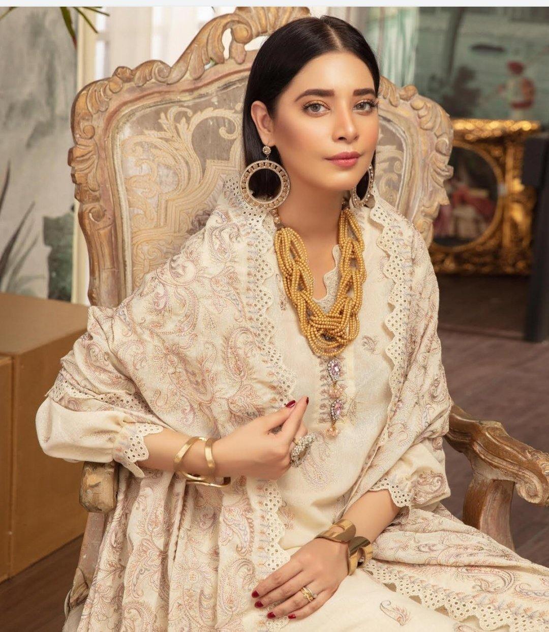 img_shaista_karandi_winter_collection_awwal_boutique