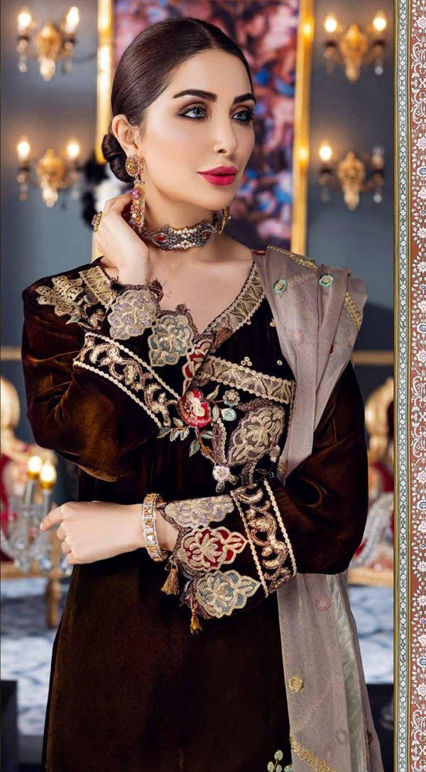 img_emaan_adeel_velvet_collection_awwal_boutique