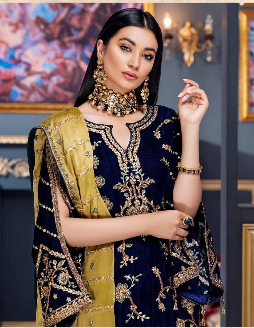 img_emaan_adeel_velvet_collection_awwal_boutique