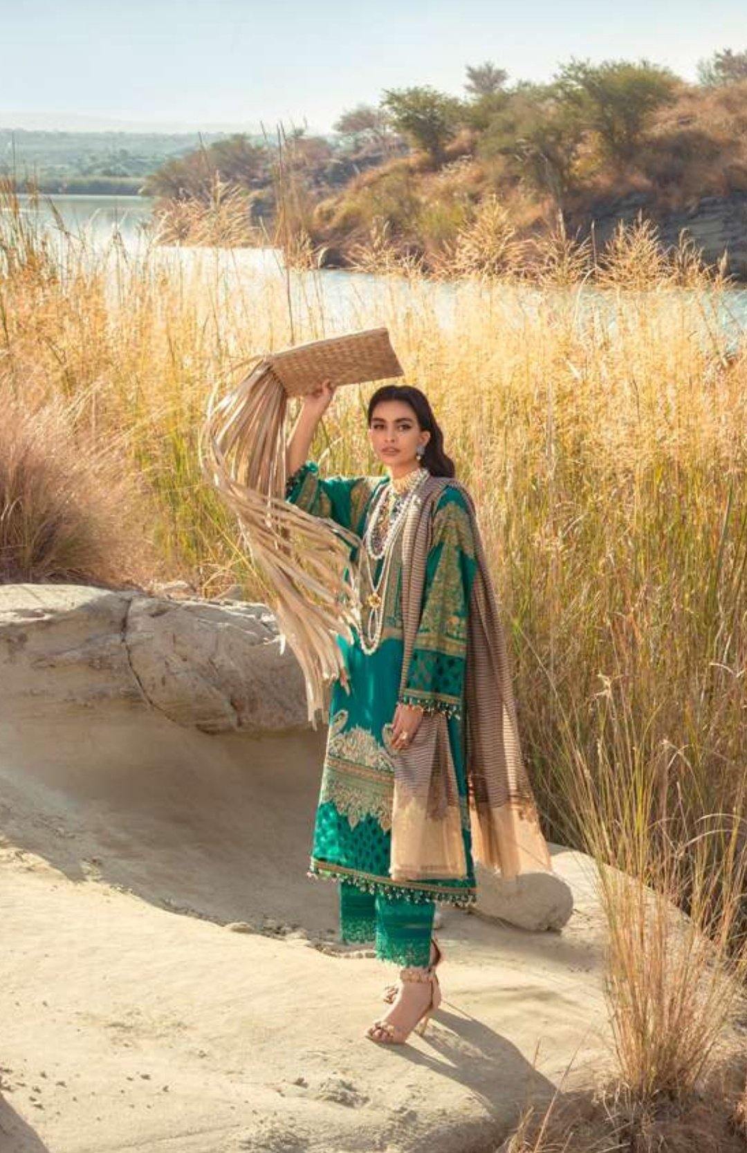 img_sana_safinaz_winter_shawl_2020_awwal_boutique