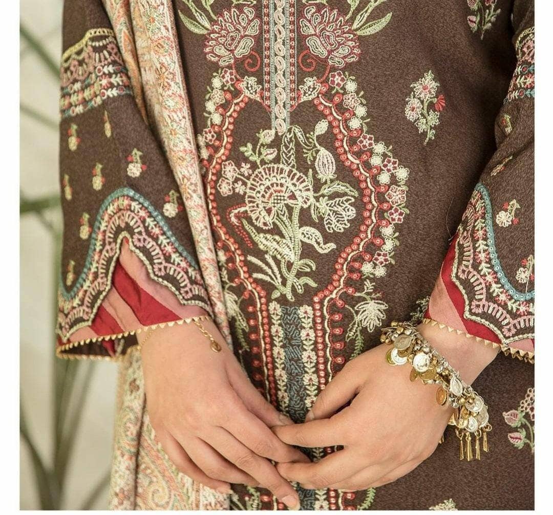 img_spotted_in_qalamkar_luxury_shawls_collection_awwal_boutique