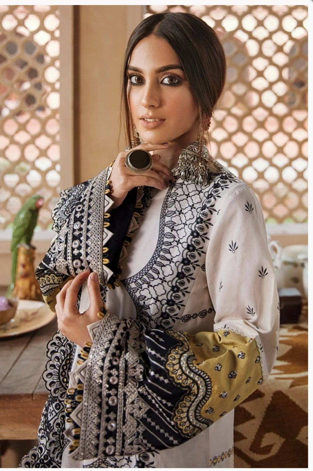 img_qalamkar_luxury_lawn_2021_awwal_boutique