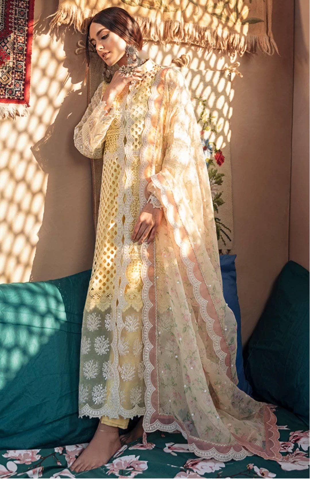 img_qalamkar_luxury_lawn_2021_awwal_boutique