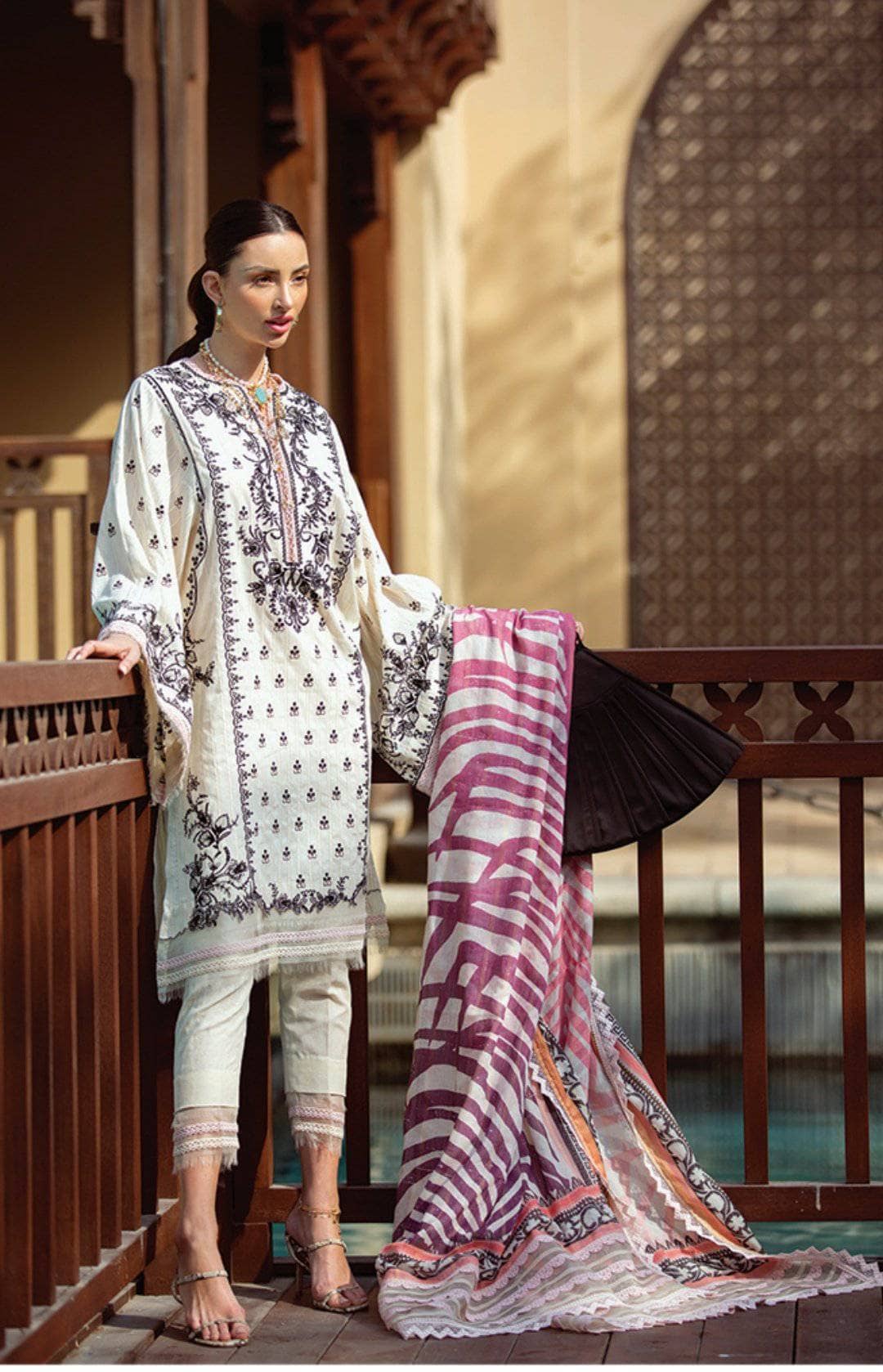 img_farah_talib_aziz_lawn_2021_awwal_boutique