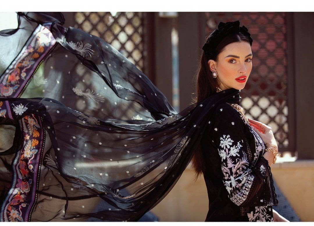 img_farah_talib_aziz_lawn_2021_awwal_boutique