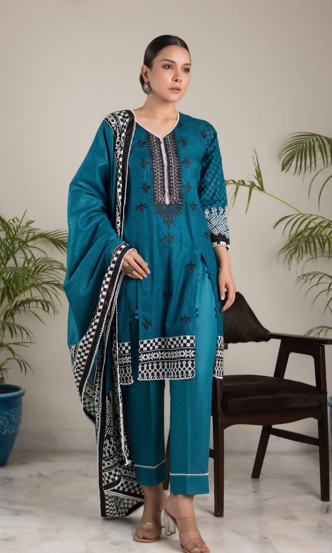 img_sahil_embroidered_lawn_2021_awwal_boutique