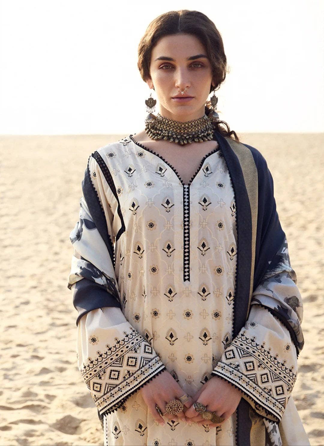 img_image_lawnkari_lawn_2021_awwal_boitique