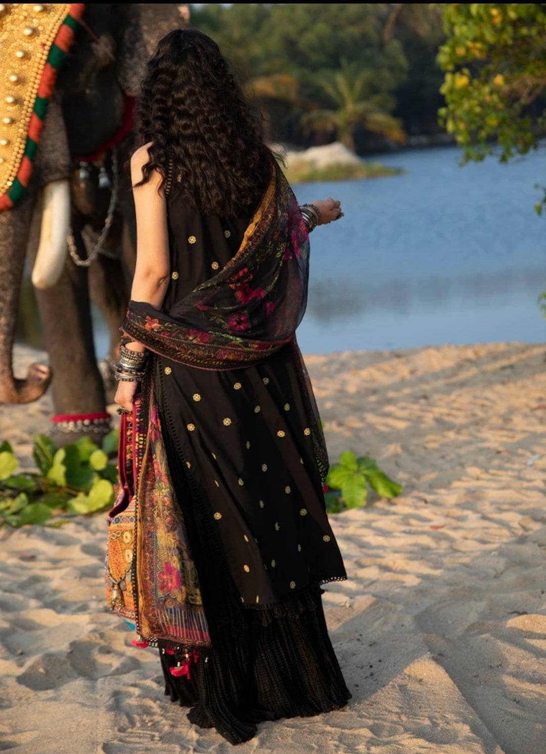 img_image_lawnkari_lawn_2021_awwal_boitique