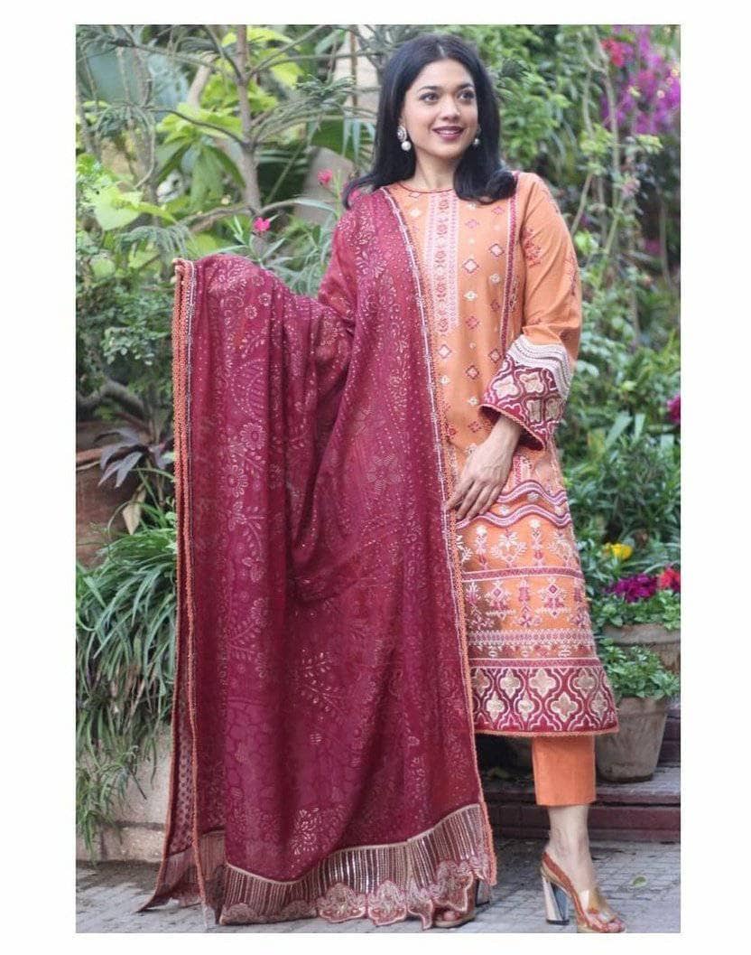 img_qalamkar_luxury_lawn_2021_awwal_boutique