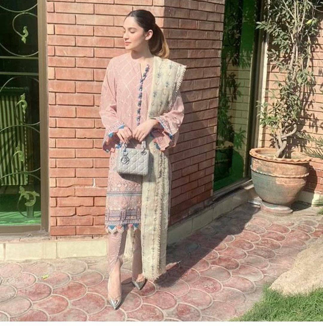 img_cross_stitch_lawn_2021_awwal_boutique