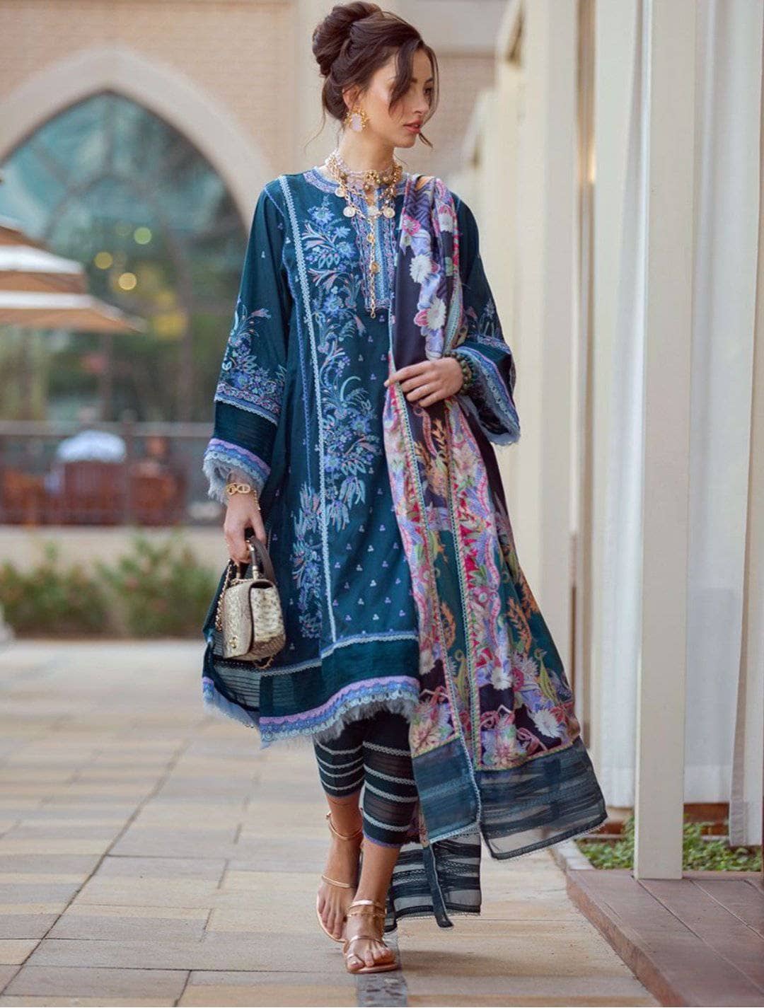 img_farah_talib_aziz_lawn_2021_awwal_boutique