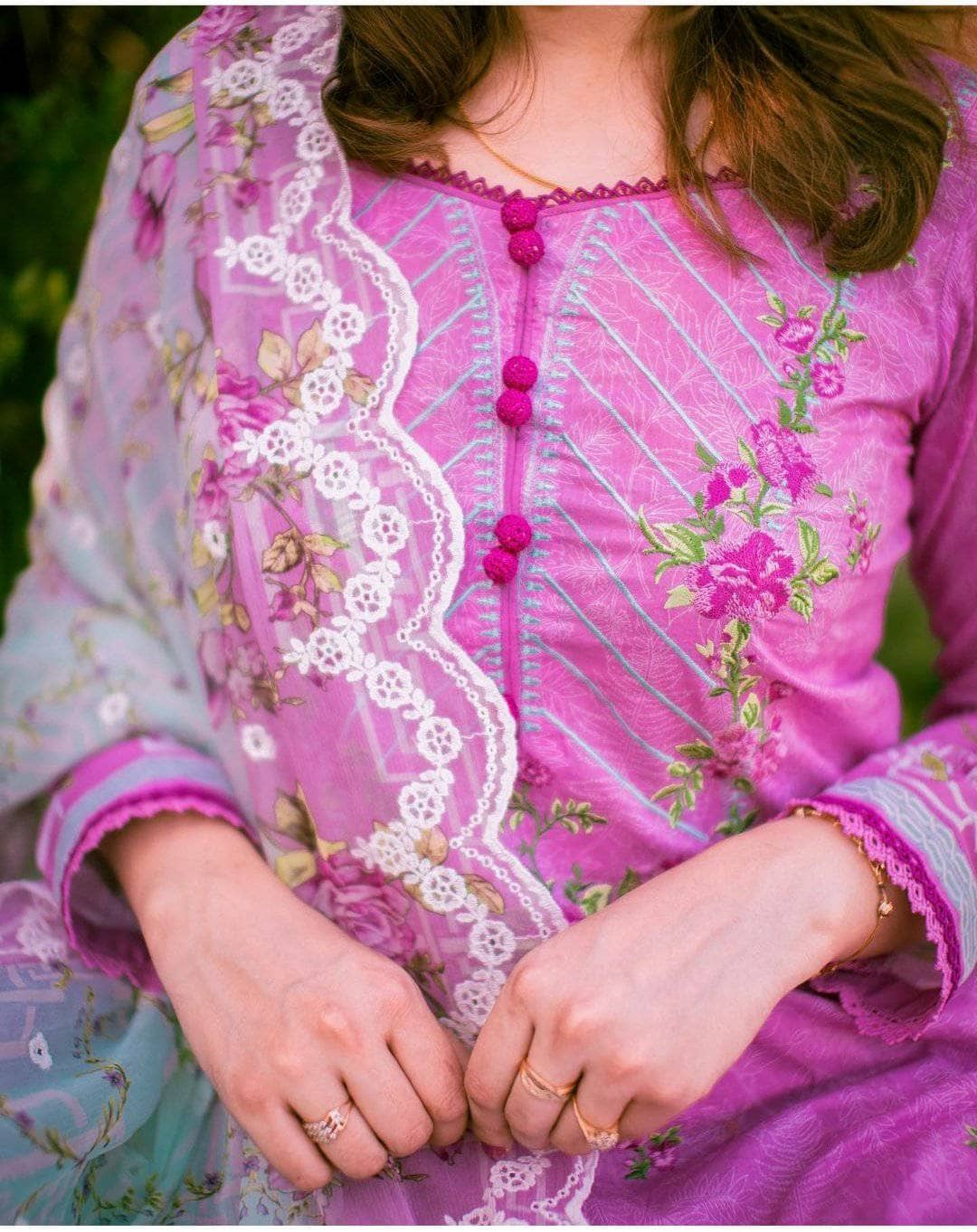 Spotted in Gul Ahmed Luxury/BCT 32/Lawn