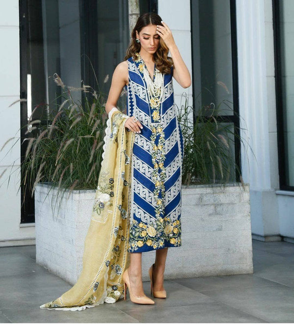 img_crimson_lawn_by_saira_shakira_awwal_boutique