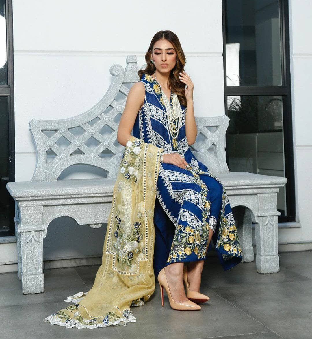 img_crimson_lawn_by_saira_shakira_awwal_boutique