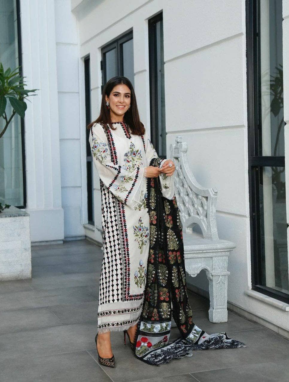 img_crimson_lawn_by_saira_shakira_2021_awwal_boutique