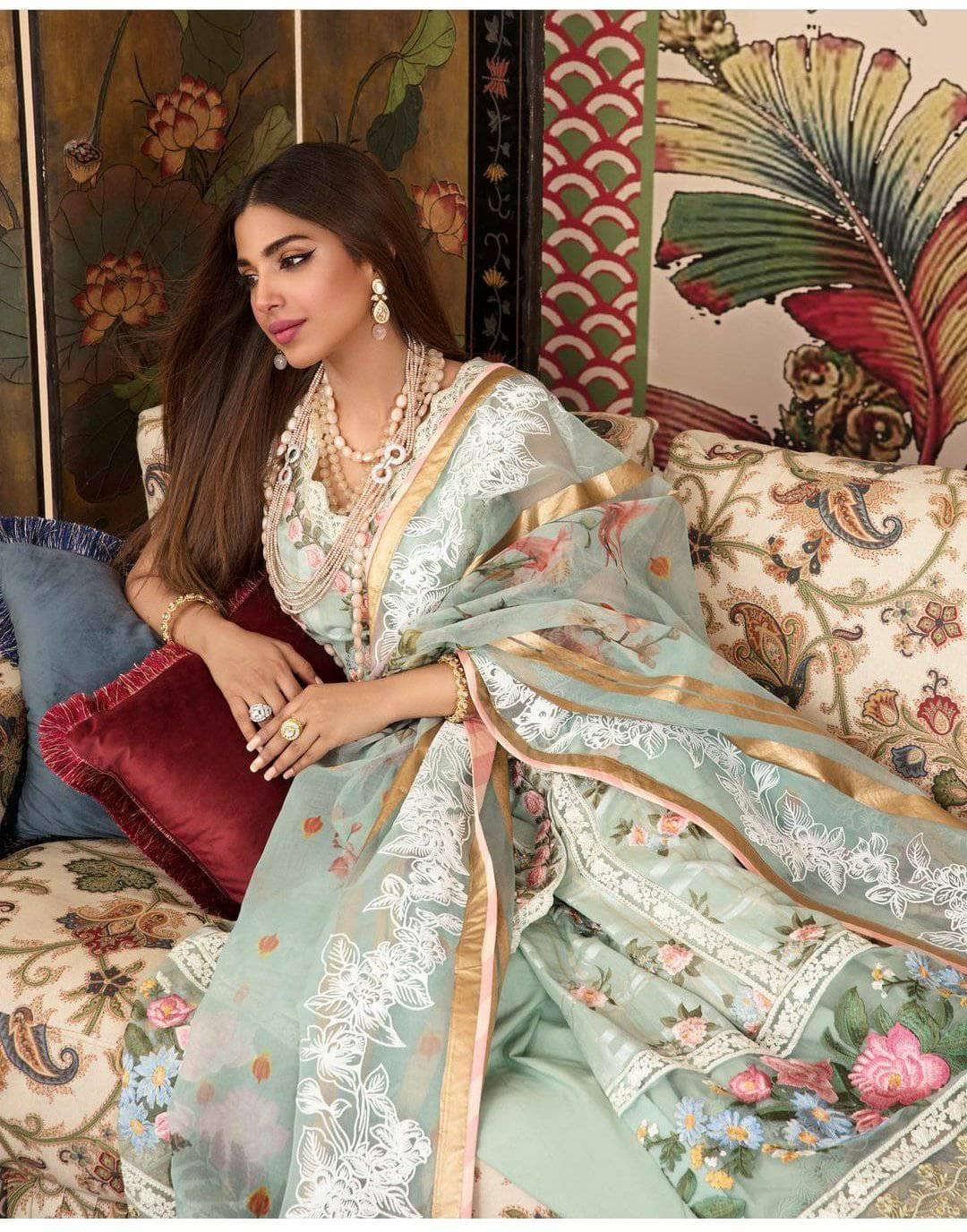 img_crimson_lawn_by_saira_shakira_awwal_boutique