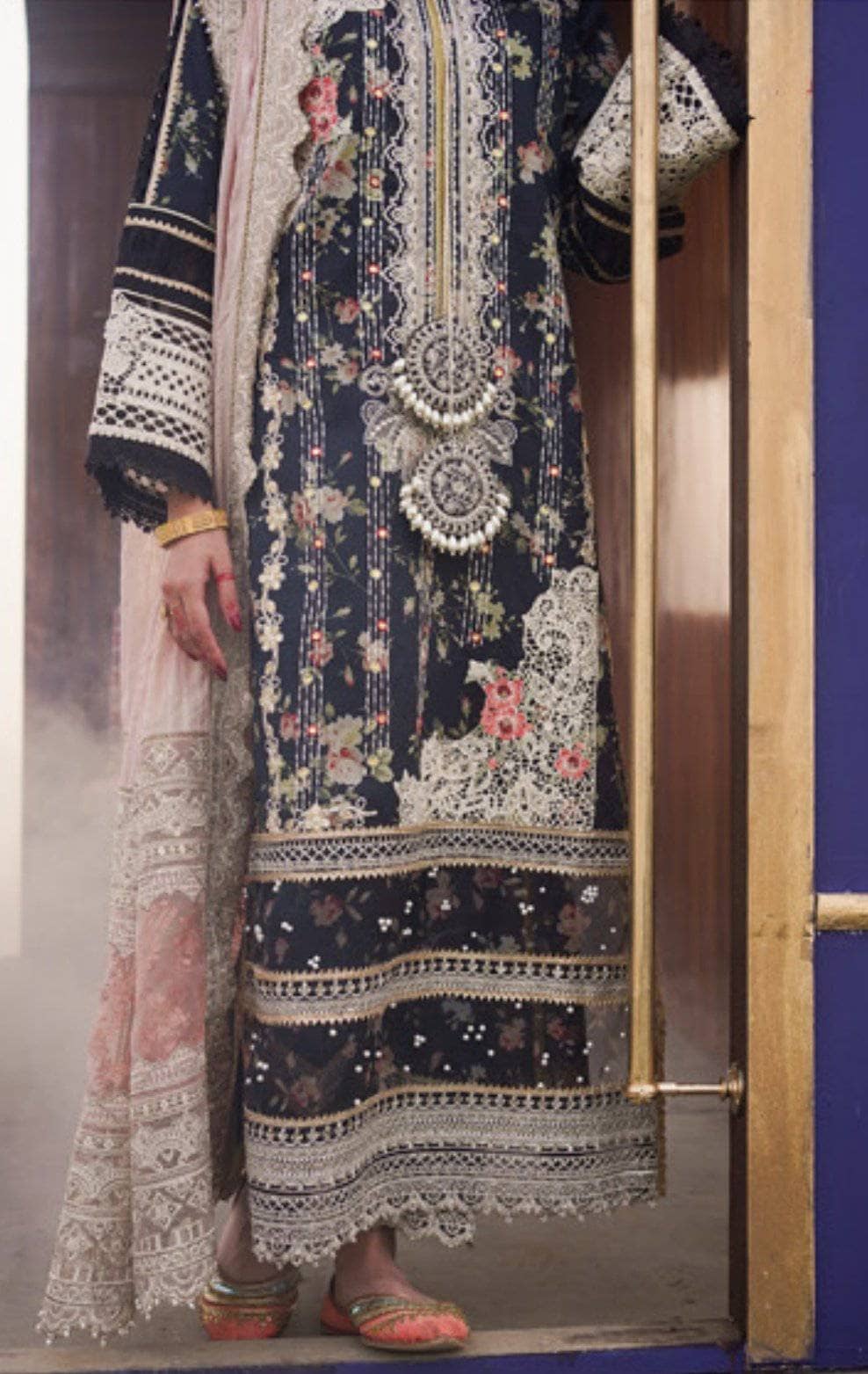 img_qalamkar_luxury_lawn_2021_awwal_boutique