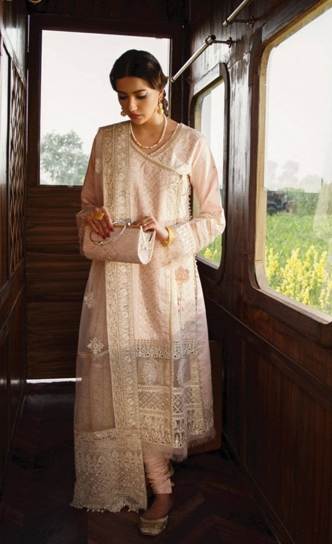 img_qalamkar_luxury_lawn_2021_awwal_boutique