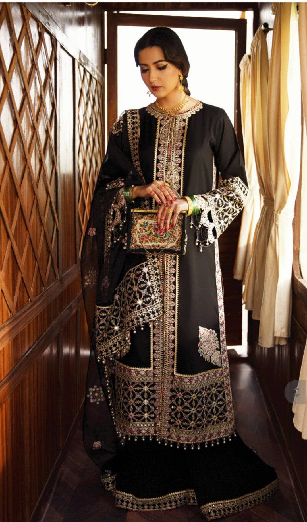 img_qalamkar_luxury_lawn_2021_awwal_boutique