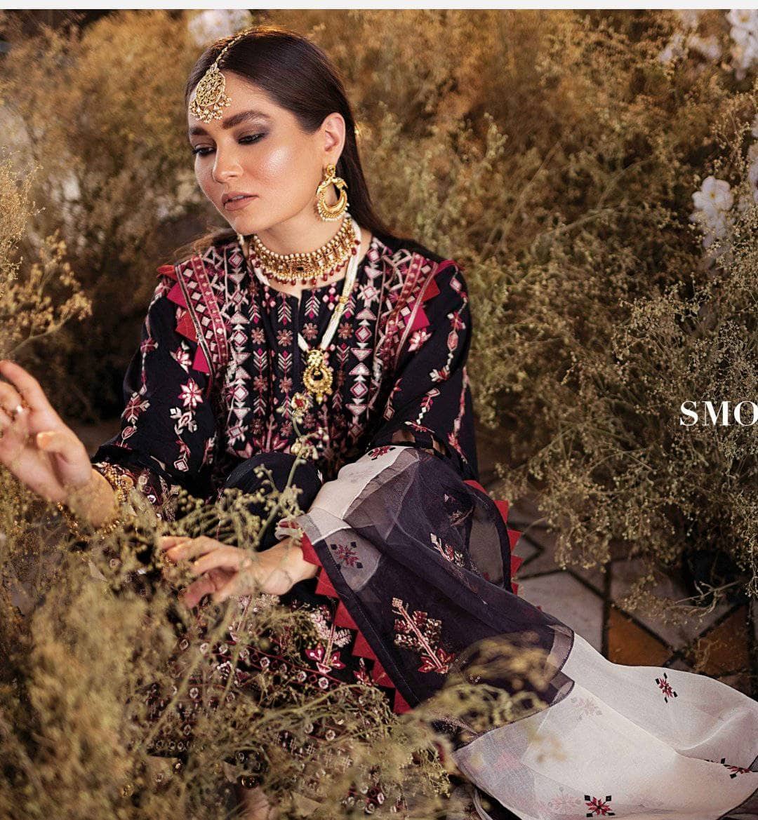 img_afrozeh_luxury_lawn_2021_awwal_boutique
