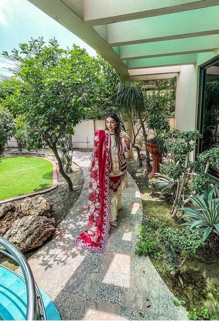 img_crimson_lawn_by_saira_shakira_awwal_boutique