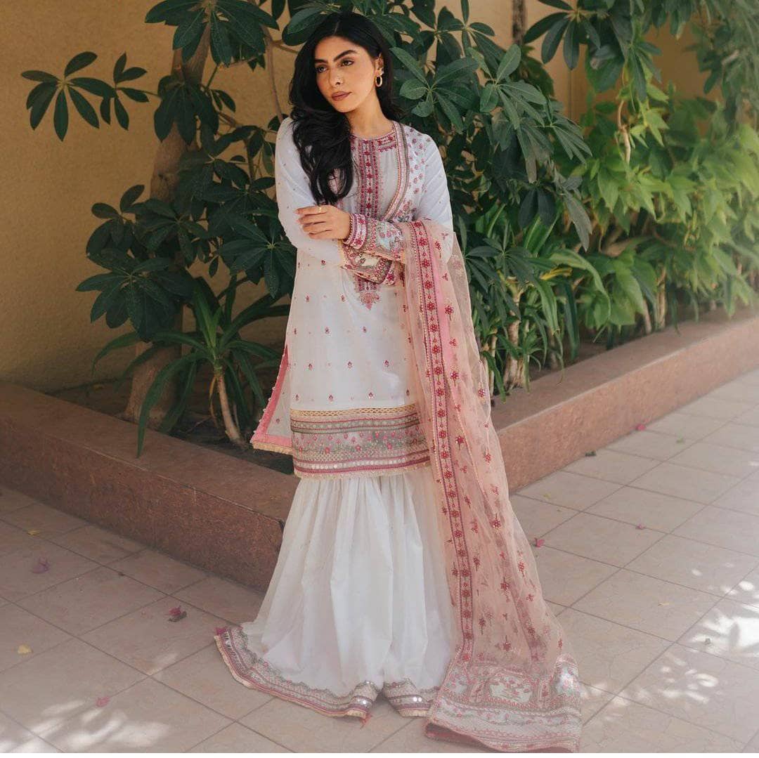img_qalamkar_luxury_lawn_2021_awwal_boutique